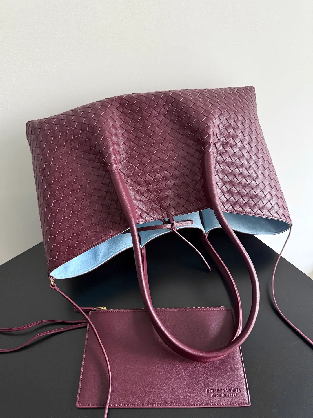 Batch 2660 Bottega Veneta 2025 new product PINACOTECA bag, iconic weaving process, skillfully crafted with 10mm Intrecciato process and equipped with suede lining. Four small strips of leather add character to the design and make the bag more stable. Relaxed yet sophisticated, casual yet refined, suede lining and double-sided design, suitable for shoulder and hand carry. The four straps can be adjusted into different shapes. One pack can be switched between two uses, easily integrating into your daily rhythm. Style number: 817166 Size: 43*23*17.5cm